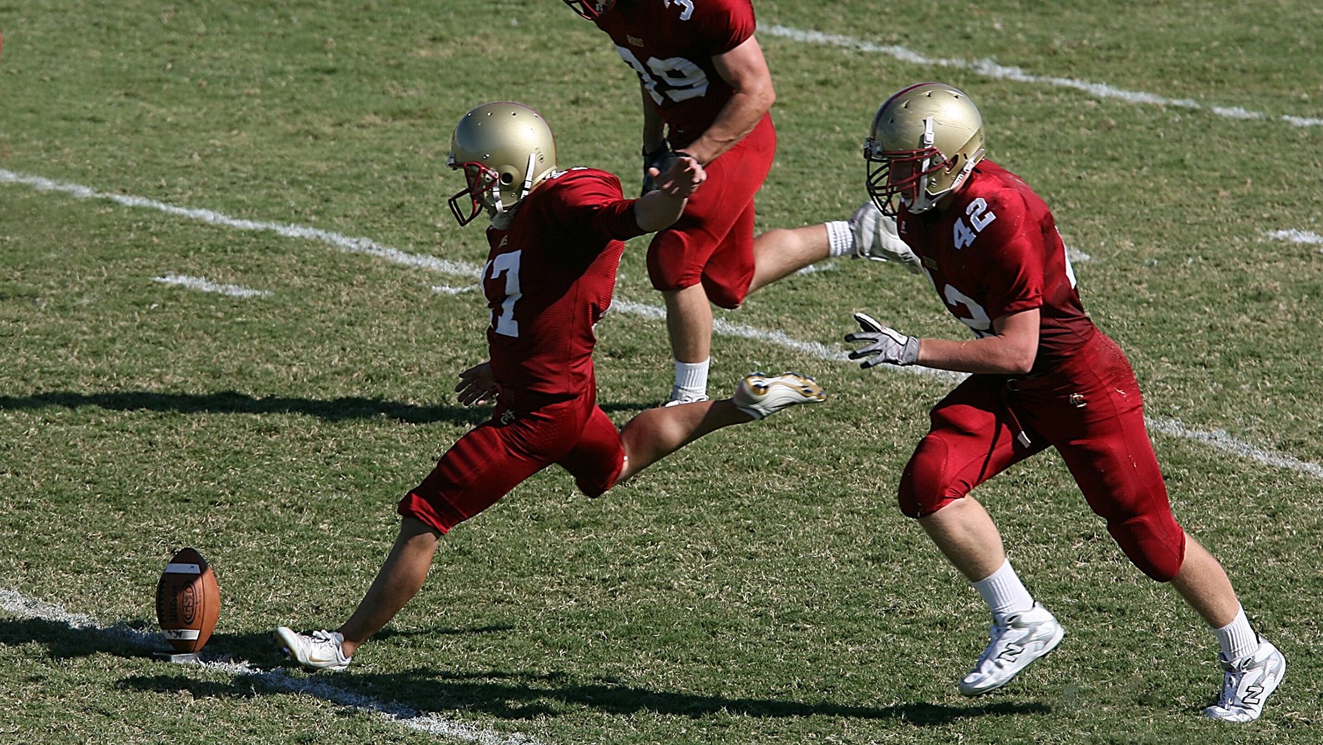 米兰体育官方下载-拉恩:凭借出色的反应能力,他在全黑队的外线攻击中表现不凡,拉恩足球俱乐部